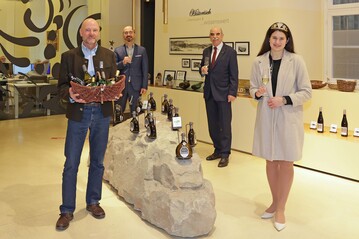 Gnter Knppel, Dr. Jrg Hirsche, Weinbauprsident Artur Steinmann, Randersackerer Weinprinzessin Teresa Knig (v. l. n. r.) in der Vinothek des Staatlichen Hofkellers Wrzburg