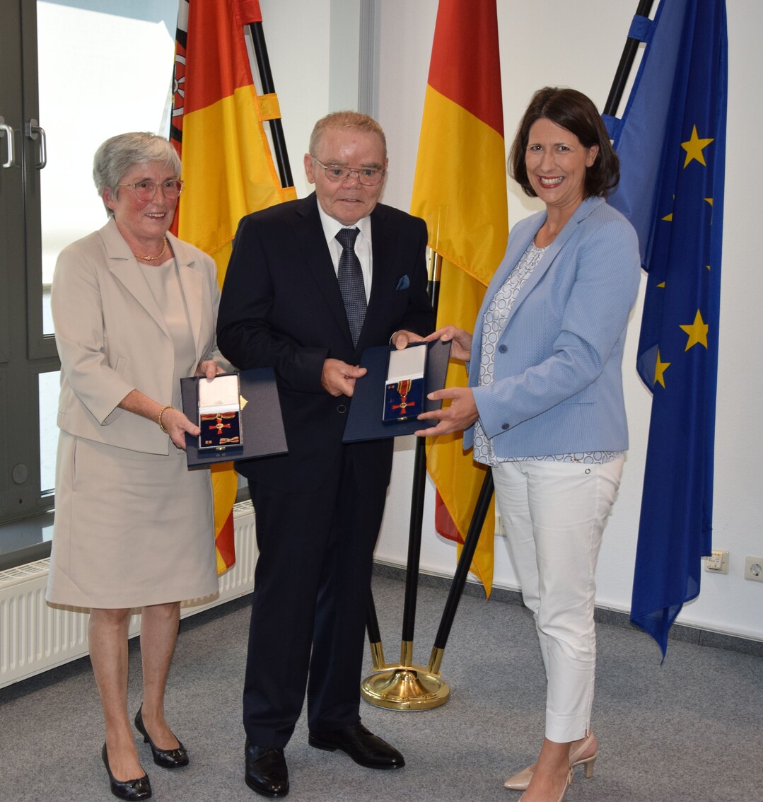 Weinbauministerin Daniela Schmitt berreicht Hans Willi und Inge Lieselotte Katharina Knodel das Verdienstkreuz am Bande des Verdienstordens der Bundesrepublik Deutschland fr ihr auerordentliches Engagement.
