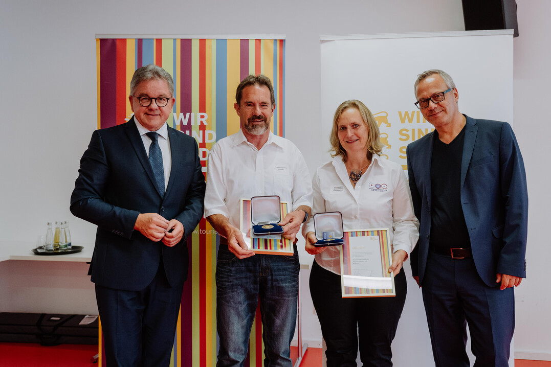 Übergabe der Verdienstmedaille an die Weinerlebnisführer Württemberg durch Guido Wolf.