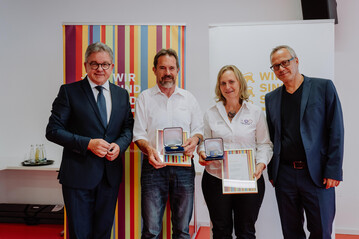 bergabe der Verdienstmedaille an die Weinerlebnisfhrer Wrttemberg durch Guido Wolf.