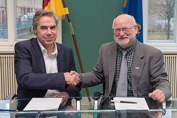 Prof. Dr. Hans R. Schultz, Prsident der Hochschule Geisenheim University (links) und Prof. Dr. Reiner Wittkowski, Vizeprsident des BfR (rechts) bei der Vertragsunterzeichnung