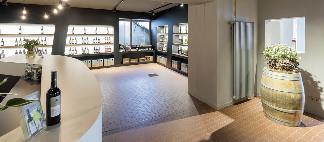 Am Verkostungstresen der Vinothek schmeckt der Wein besonders gut.
