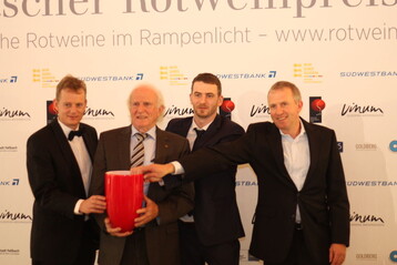 Weinpionier Jrgen Ellwanger mit seinen drei Shnen Andreas, Jrg und Felix bei der Preisverleihung.