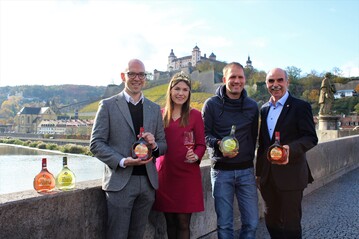  Geschftsfhrender Vorstand Cornelius Lauter, frnkische Weinknigin Carolin Meyer, Kellermeister Sebastian Knott und Prsident des frnkischen Weinbauverbands Artur Steinmann prsentierten 2019 den neuen Jahrgang der JUNGEN FRANK"N auf der alten Mainbrcke.