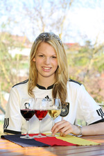 Württembergs Weinkönigin Theresa Olkus empfiehlt zur Fußball-Weltmeisterschaft „Schwarz-Rot-Gold“