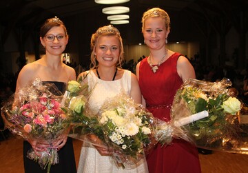 Geschafft, aber glcklich: Carolin Klckner (Mitte), Wrttembergs neue Weinknigin, umrahmt von ihren Weinprinzessinen Laura Irouschek (r.) und Anja Off.