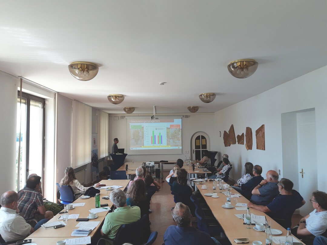 Dr. Daniel Heßdörfer vom bayerischen Landesamt für Weinbau und Gartenbau sprach über die Herausforderung Klimawandel in Bezug auf nachhaltige Anpassungsstrategien im Weinbau.