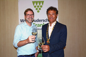Martin Pohl (l.) bergab sein Amt als Bruderschaftsmeister an Peter Schwappach (r.). 