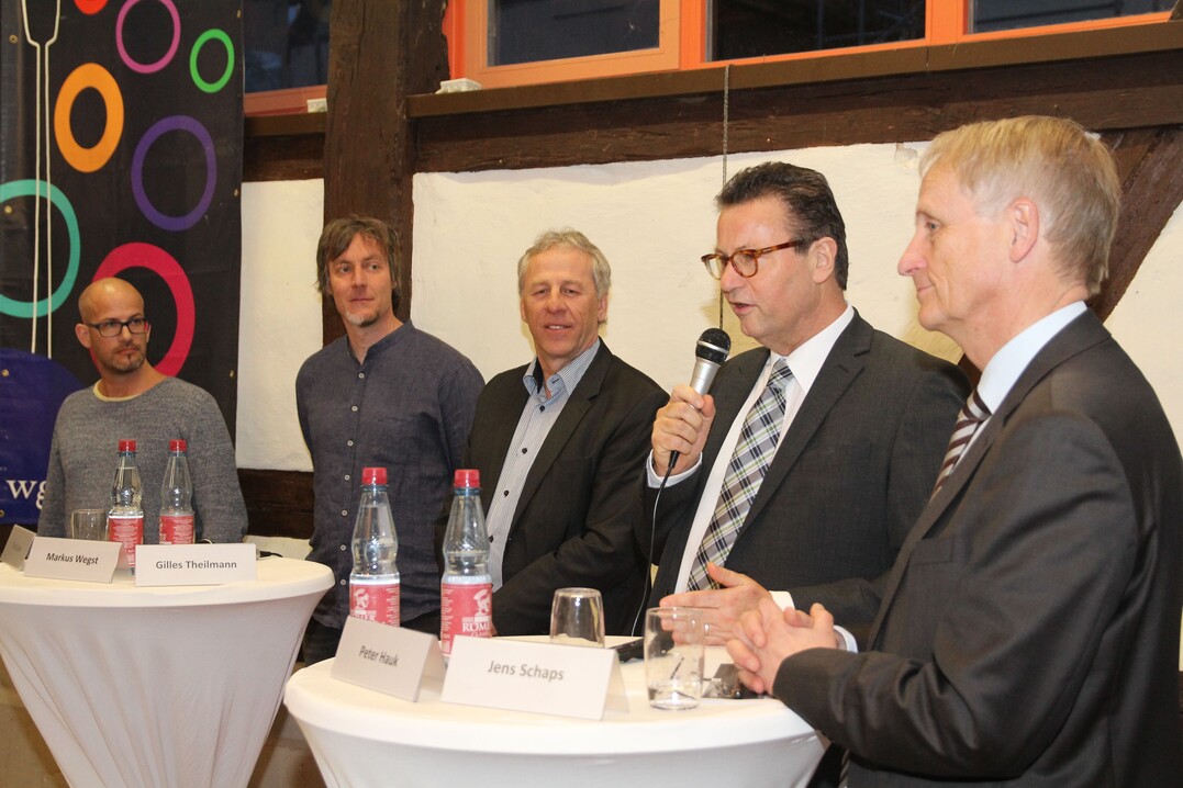 Die sachkundige Runde in der alten Kelter in Stuttgart-Rohracker war nicht immer einer Meinung, v.l.: Timo Saier, Markus Wegst, Gilles Theilmann, Peter Hauk und Jens Schaps.