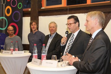 Die sachkundige Runde in der alten Kelter in Stuttgart-Rohracker war nicht immer einer Meinung, v.l.: Timo Saier, Markus Wegst, Gilles Theilmann, Peter Hauk und Jens Schaps.