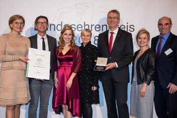 Julia Klckner (l.), Bundesministerin fr Ernhrung und Landwirtschaft, berreichte gemeinsam mit DLG-Hauptgeschftsfhrer Dr. Reinhard Grandke (3. v. r.) in Anwesenheit der Deutschen Weinknigin Carolin Klckner (2. v. l.) , der Frnkischen Weinknigin Klara Zehnder (3. v. l.) und dem Frnkischen Weinbauverbands-Prsidenten Artur Steinmann (r.) Medaille an Tobias und Justina Weickert.