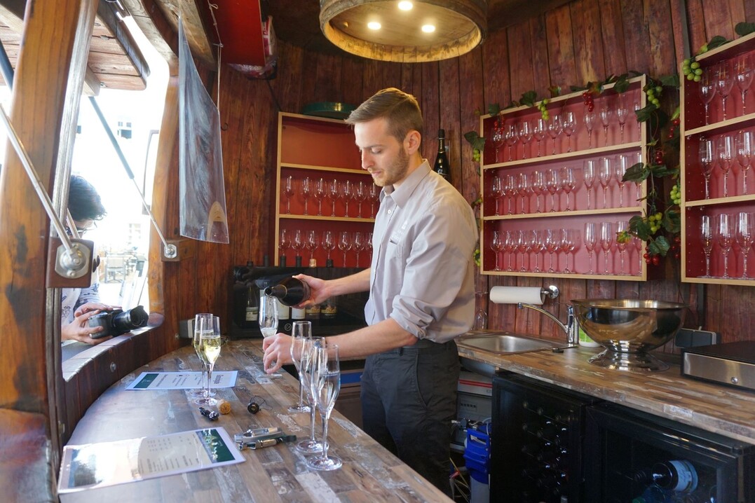 Sächsische Winzer schenken im Wein-Pavillon regionale Weine und Schaumweine an Gäste und Einheimische aus.