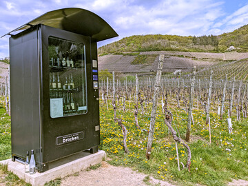 Mitten in den Weinbergen an der Ahr befindet sich dieser Weinautomat der Winzergenossenschaft Mayschoss.