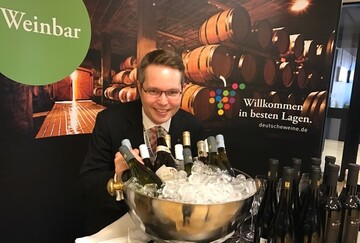  Unter der fachkundigen Leitung eines Sommeliers wird es knftig bei Heimspielen der DFB-Herrennationalmannschaft eine Weinbar mit einem breiten Sortiment von Top-Weinen aus den deutschen Anbaugebieten geben.
