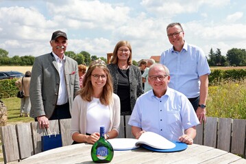 Eintrag ins Gstebuch am geographischen Mittelpunkt der EU bei der Weinbaubereisung des unterfrnkischen Regierungsprsidenten.