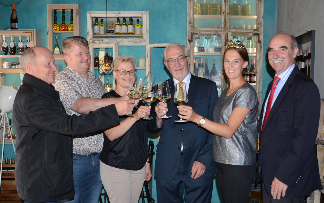 In der Weinbar Fahr Away ist manches anders als gewohnt. Es gibt nicht nur Wein vom Familienweingut Braun (Fahr), sondern auch auslndische Tropfen und Craft Beer. 