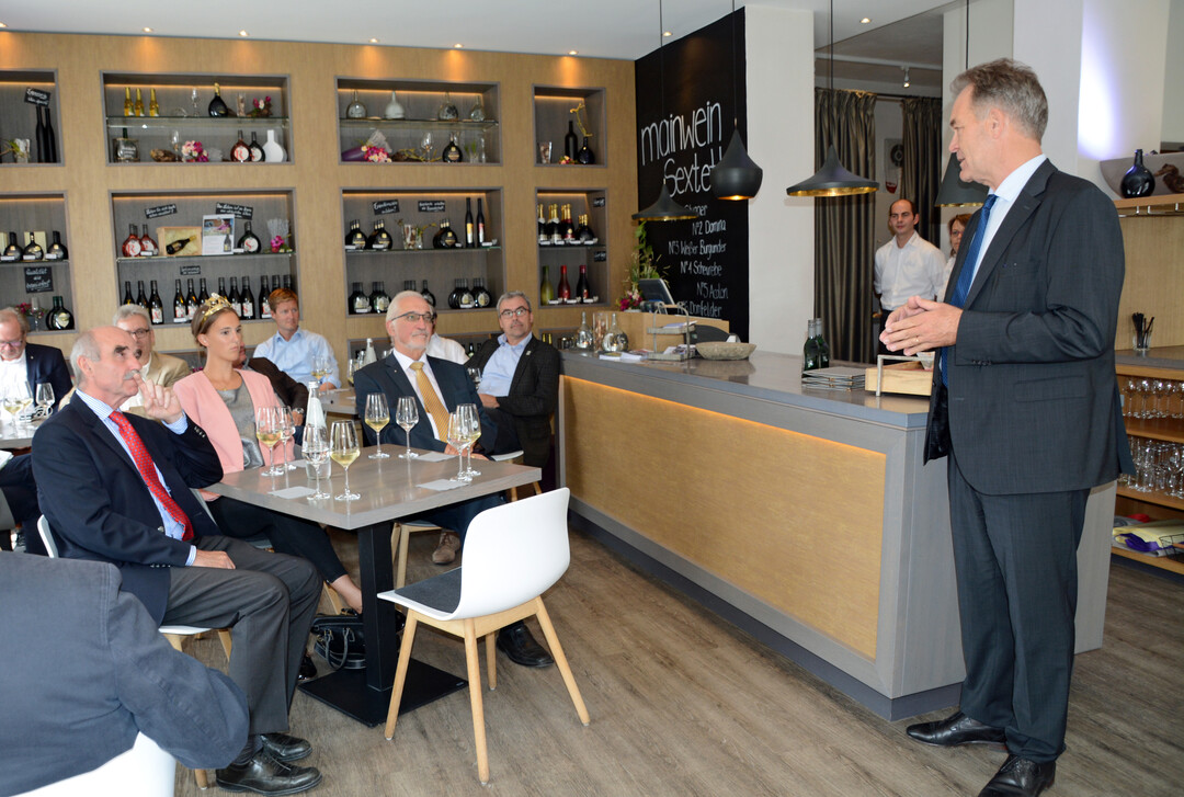 GWF-Geschftsfhrer Paul E. Ritter erklrte den Besuchern das Konzept des Weinbistros Mainwein.