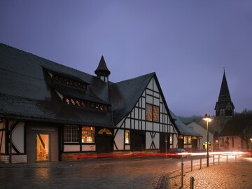Mit der Vinothek bietet das Weinbaumuseum Stuttgart in Uhlbach eine Plattform fr Weine der Stuttgarter Winzer: Auf der Karte stehen mehr als 20 regionale Tropfen zum Probieren bereit. Bereits seit April prsentieren sich dort auch die beiden Stuttgarter Jungwinzer Maxwein und KSK Vintage Winery. 