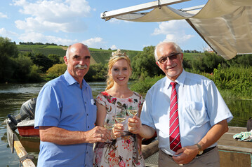 Von links: Weinbauprsident Artur Steinmann, Frnkische Weinknigin Klara Zehnder, Regierungsprsident Dr. Paul Beinhofer. 