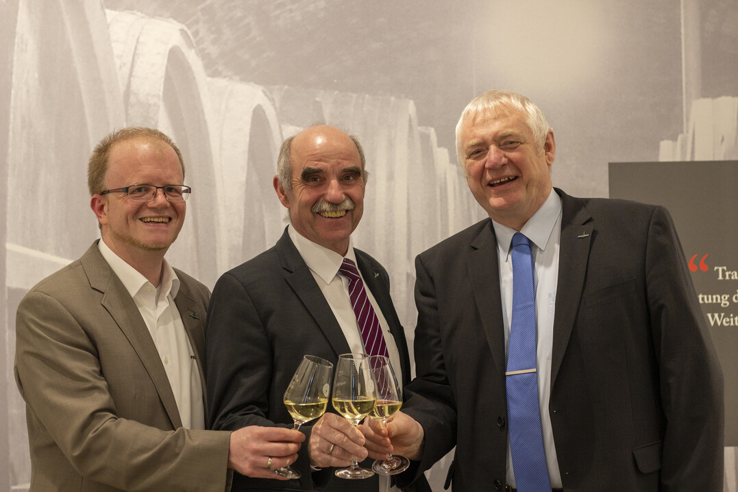 Weinbaupräsident Artur Steinmann freut sich mit Weinbaureferent Stephan Schmidt (l.) uns Geschäftsführer Hermann Schmitt (r.) über den Beschluss der Mitgliederversammlung.