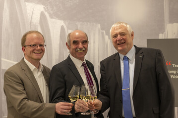 Weinbauprsident Artur Steinmann freut sich mit Weinbaureferent Stephan Schmidt (l.) uns Geschftsfhrer Hermann Schmitt (r.) ber den Beschluss der Mitgliederversammlung.