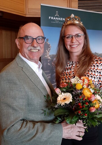 Weinbauprsident Artur Steinmann und die Frnkische Weinknigin Eva Brockmann blicken optimistisch auf das Weinjahr 2023.