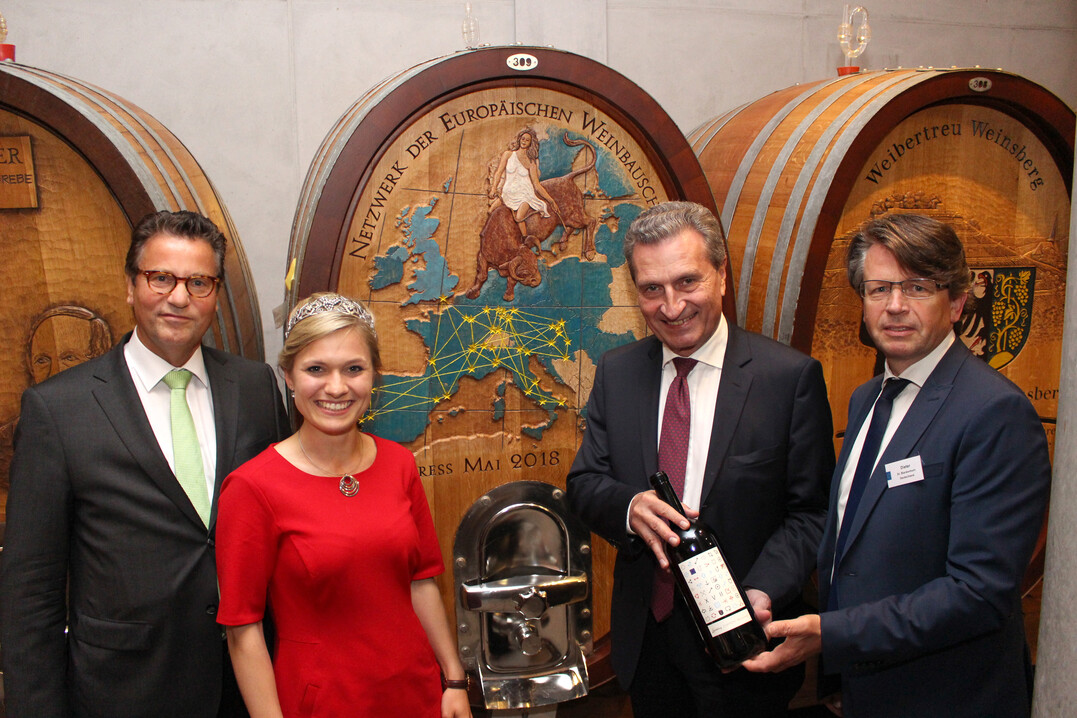 Im Holzfasskeller der Weinbauschule  Weinsberg prsentierten v.l. Weinbau-Minister Peter Hauk, Wrttembergs  Weinknigin Carolin Glckner, EU-Kommissar Gnther Oettinger und  LVWO-Direktor Dr. Dieter Blankenhorn vor dem enthllten Europa-Fass den  Netzwerkwein aus drei europischen Weinbauschulen.