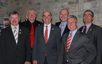 Die neue Fhrungsriege des Frnkischen Weinbauverbandes: (Im Bild von links) Vizeprsident Bruno Kohlmann, Verbandsgeschftsfhrer Hermann Schmitt, Weinbauprsident Artur Steinmann und die Vizeprsidenten Horst Kolesch, Oskar G. Noppenberger und Andreas Oehm.