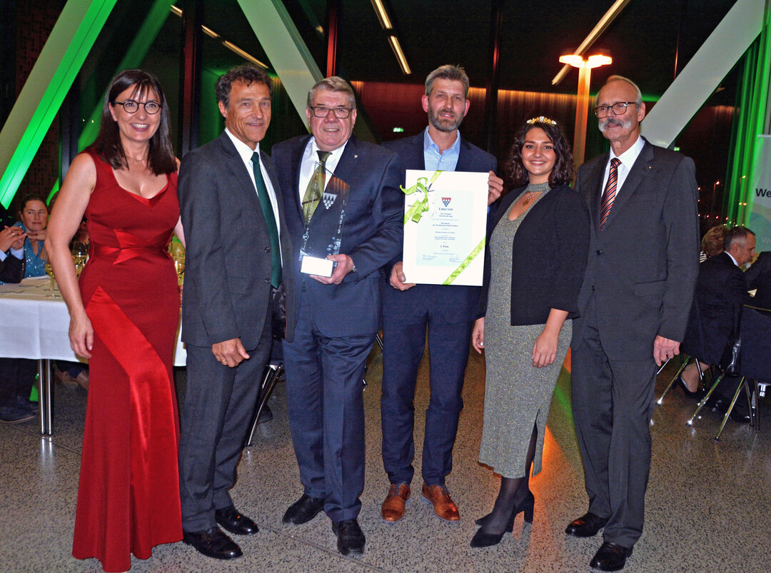 Der Winzer-Ehrenpreis ging an das Weingut Strrlein Krenig. Im Bild von links: Die stellvertretende Bruderschaftsmeisterin Barbara Becker, Bruderschaftsmeister Peter Schwappach, die Winzer Armin Strrlein und Martin Krenig, Weinprinzessin Anni Dietz aus Wrzburg-Heidingsfeld und Schreibmeister Dr. Wolfgang Herkert.  