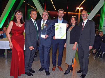 Der Winzer-Ehrenpreis ging an das Weingut Strrlein Krenig. Im Bild von links: Die stellvertretende Bruderschaftsmeisterin Barbara Becker, Bruderschaftsmeister Peter Schwappach, die Winzer Armin Strrlein und Martin Krenig, Weinprinzessin Anni Dietz aus Wrzburg-Heidingsfeld und Schreibmeister Dr. Wolfgang Herkert. 
