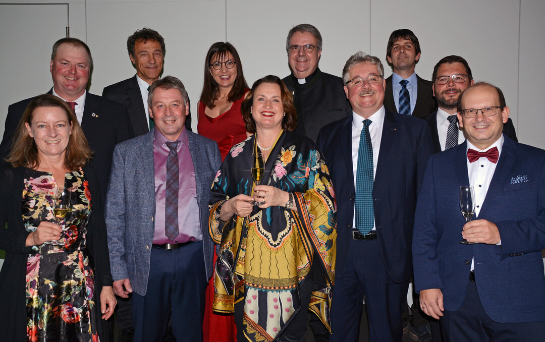 Die Weinbruderschaft freut sich ber neun Neuaufnahmen. Im Bild vorne von links: Sandrine Heimig, Manfred Baumann, Andrea Wirsching, Prof. Dr. Matthias Stickler, Harald Brgel und Udo Feldinger, dahinter von links: Gnter Wohlfart, Bruderschaftsmeister Peter Schwappach und seine Stellvertreterin Barbara Becker, Clemens Bieber und Andreas Baumann. 