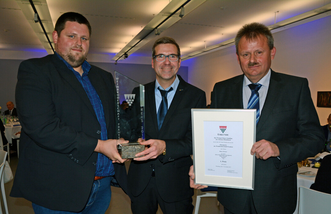 Der Winzer-Ehrenpreis ging an den Goldberghof in Alzenau-Michelbach. Es freuen sich Martin Gündling, Bruderschaftsmeister Martin Pohl und Klaus Gündling (von links).