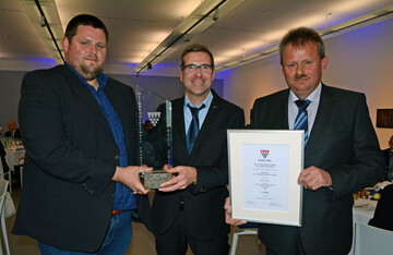 Der Winzer-Ehrenpreis ging an den Goldberghof in Alzenau-Michelbach. Es freuen sich Martin Gndling, Bruderschaftsmeister Martin Pohl und Klaus Gndling (von links). 