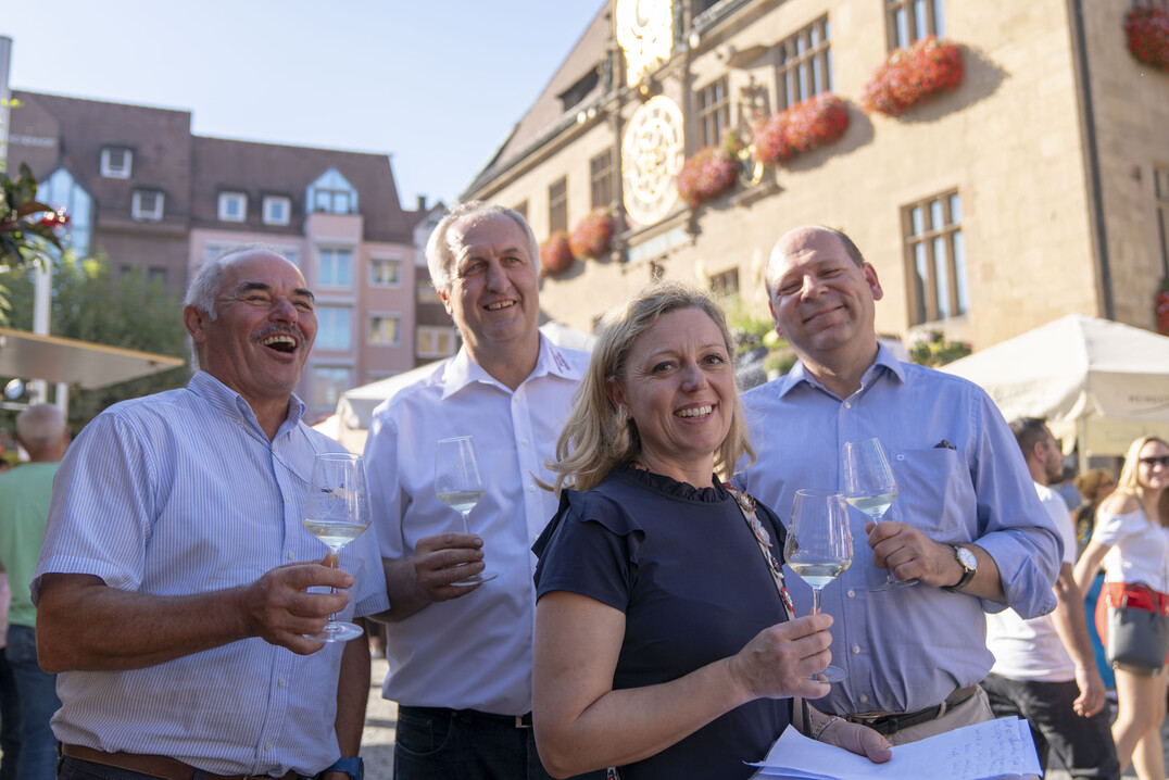 Große Freunde beim Besuch von Nathalie Lumpp auf dem Heilbronner Weindorf bei Martin Heinrich, Justin Kircher und Michael Eißler (v. l.)