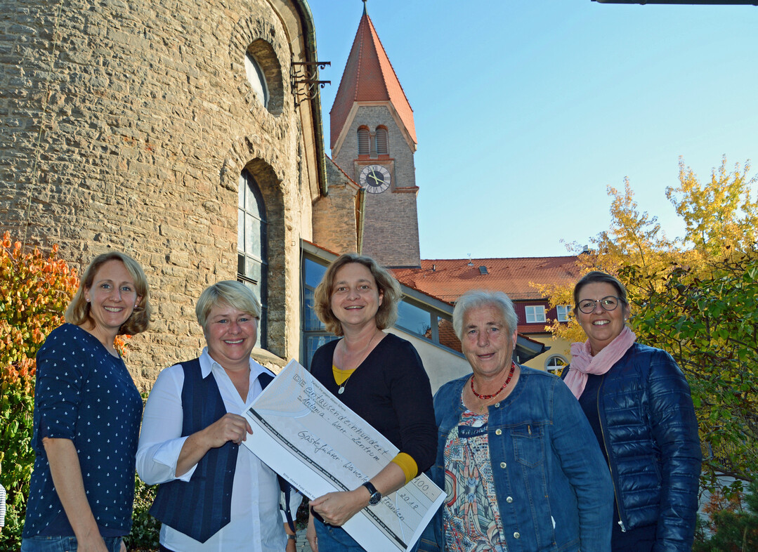 Stolze 1.100 Euro wurden an den Weinerlebnistagen der Gästeführer „Weinerlebnis Franken“ gespendet. Im Kloster St. Ludwig übergaben die Vereinsvertreterinnen jetzt die Spenden an Heimleiterin Anja Sauerer. Im Bild von links: Gästeführerin Karolin Schmitt (Nordheim), die Vereinsvorsitzende Barbara Baumann (Handthal), Heimleiterin Anja Sauerer, Gästeführerin Theresia Then (Sommerach) und die Schatzmeisterin des Vereins Margitta Dosch-Sebold (Eisenheim).