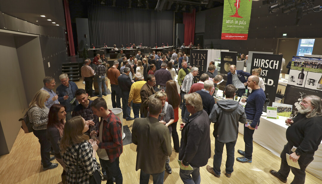 1.600 weininteressierte Besucher nutzten am vergangenen Wochenende die Gelegenheit, beim Württemberger Weingipfel aus rund 250 Weinen und Sekten mit der garantierten Ursprungsbezeichnung (gU) „Württemberg“ ihre Favoriten herauszufinden.