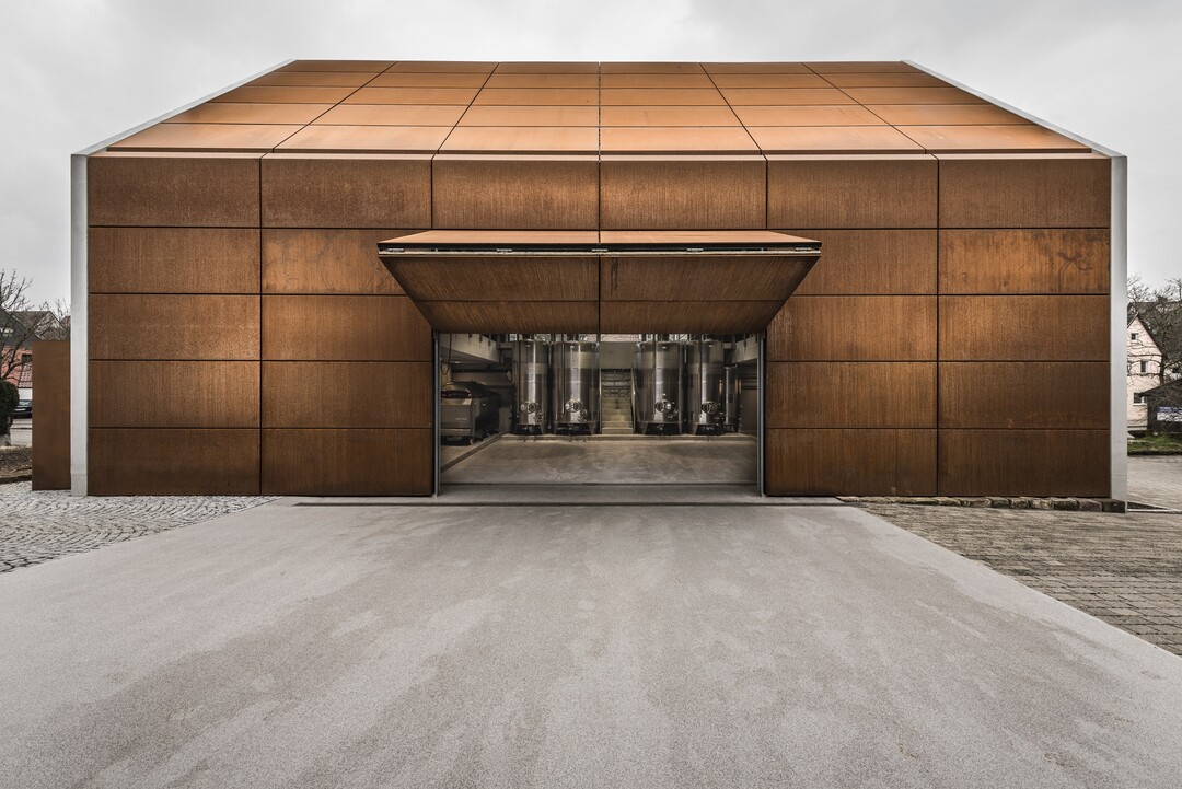 Cortenstahl als Blickfang: Erweiterungsbau des Weinguts Ellwanger in Winterbach (2017).