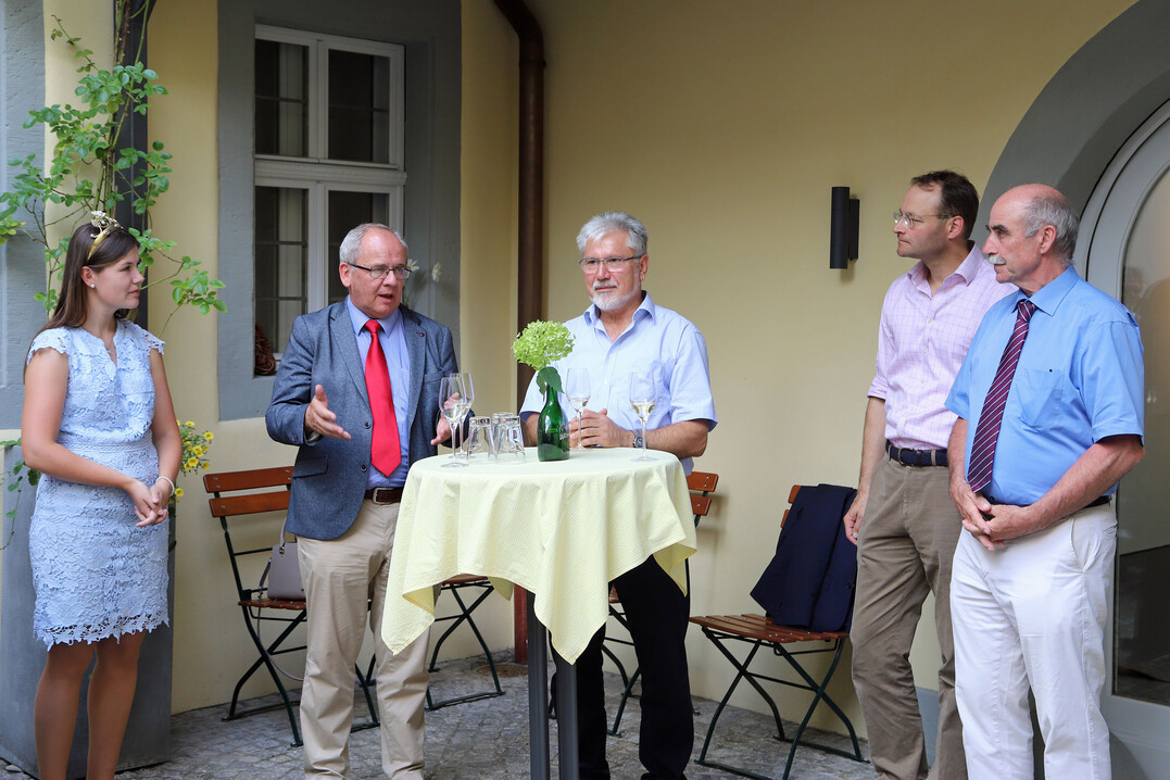 Im Weingut Johann Ruck in Iphofen (v.l.): Frnkische Weinknigin Carolin Meyer, Regierungsprsident Dr. Eugen Ehmann, Brgermeister Josef Mend, Winzer Johannes Ruck und Weinbauprsident Artur Steinmann.