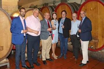 Das Weingut Rudolf Frst in Brgstadt (Lkr. Miltenberg) bildete den Startpunkt der diesjhrigen Weinbaubereisung. Beim Start dabei waren (v.l.): Landrat Jens Marco Scherf (Miltenberg), Brgermeister Thomas Grn (Brgstadt), Regierungsprsident Dr. Eugen Ehmann, Frnkische Weinknigin Carolin Meyer, Sebastian und Paul Frst, sowie Weinbauprsident Artur Steinmann.