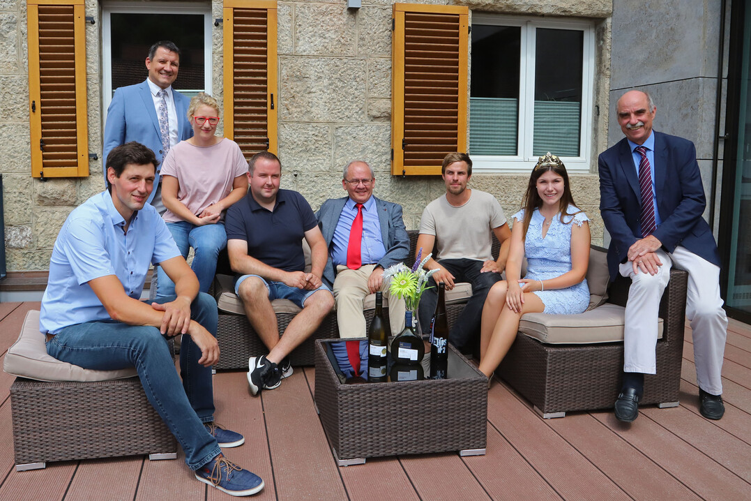 Die zweite Station der diesjhrigen Weinbaubereisung bildete das Weingut Schmachtenberger in Randersacker. Dort begrte Markus Schmachtenberger (l.) zusammen mit Brgermeister Michael Sedelmayer (2. v.l.) und einigen Vertretern der ETHOS-Gruppe die Gste der Weinbaubereisung.