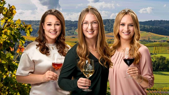 Wrttemberg such neue Weinhoheiten. Wer tritt die Nachfolge von Weinprinzessin Lisa-Marie Blatt (links), Weinknigin Carolin Golter (Mitte) und Weinprinzessin Birthe Meseke (rechts) an?