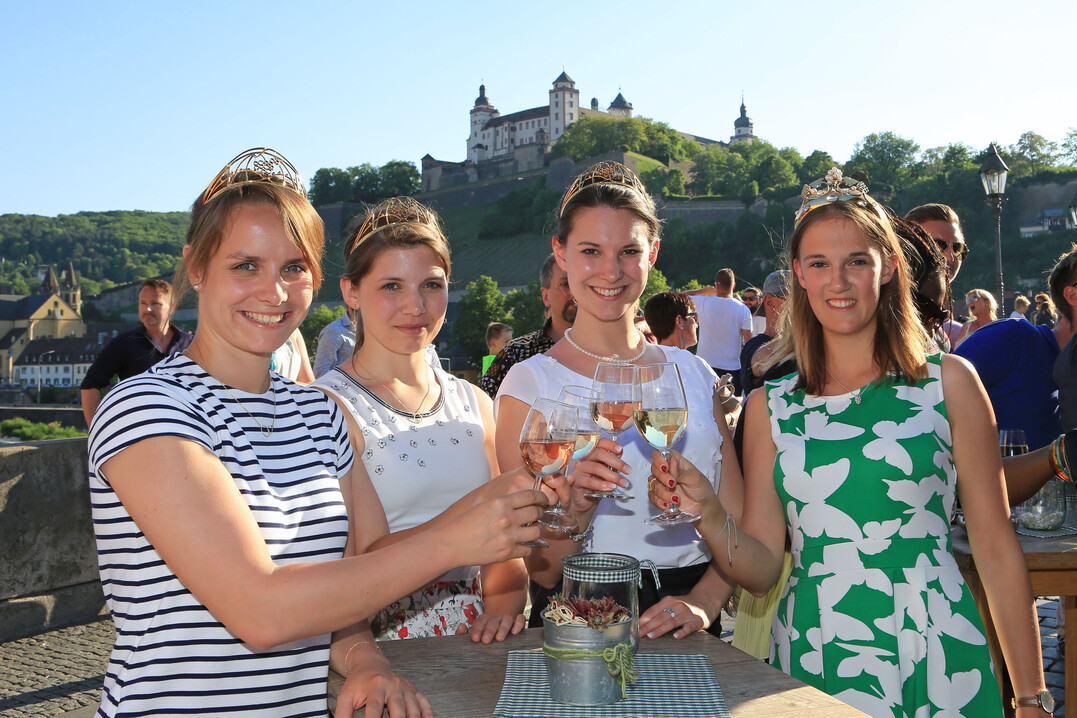Abschlieend traf die Deutsche Weinknigin Lena Endesfelder mit ihren beiden Wein-prinzessinnen am Abend noch bei einem Brckenschoppen auf der Alten Mainbrcke in Wrzburg auf die amtierende Frnkische Weinknigin Silena Werner. 