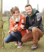 Zusammen mit der badischen Weinkönigin Josefine Schlumberger hat der württembergische Winzer Patrick Hilligardt den Reben im Landschaftspark einen ordentlichen Schnitt verpasst