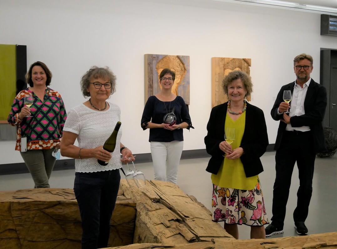 Stellvertretend fr alle mitwirkenden Weinfrauen bergaben Andrea Wirsching (Iphofen), Dr. Gabriele Brendel (Eibelstadt) und Martina Reiss (Wrzburg) die Spende an Museumsdirektorin Dr. Marlene Lauter und Wrzburgs Referenten fr Kultur und Tourismus Achim Knneke (im Bild von links).