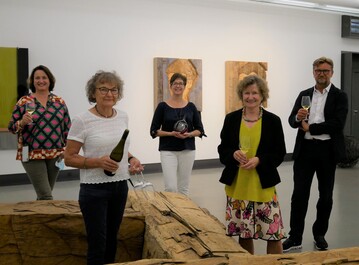 Stellvertretend fr alle mitwirkenden Weinfrauen bergaben Andrea Wirsching (Iphofen), Dr. Gabriele Brendel (Eibelstadt) und Martina Reiss (Wrzburg) die Spende an Museumsdirektorin Dr. Marlene Lauter und Wrzburgs Referenten fr Kultur und Tourismus Achim Knneke (im Bild von links).