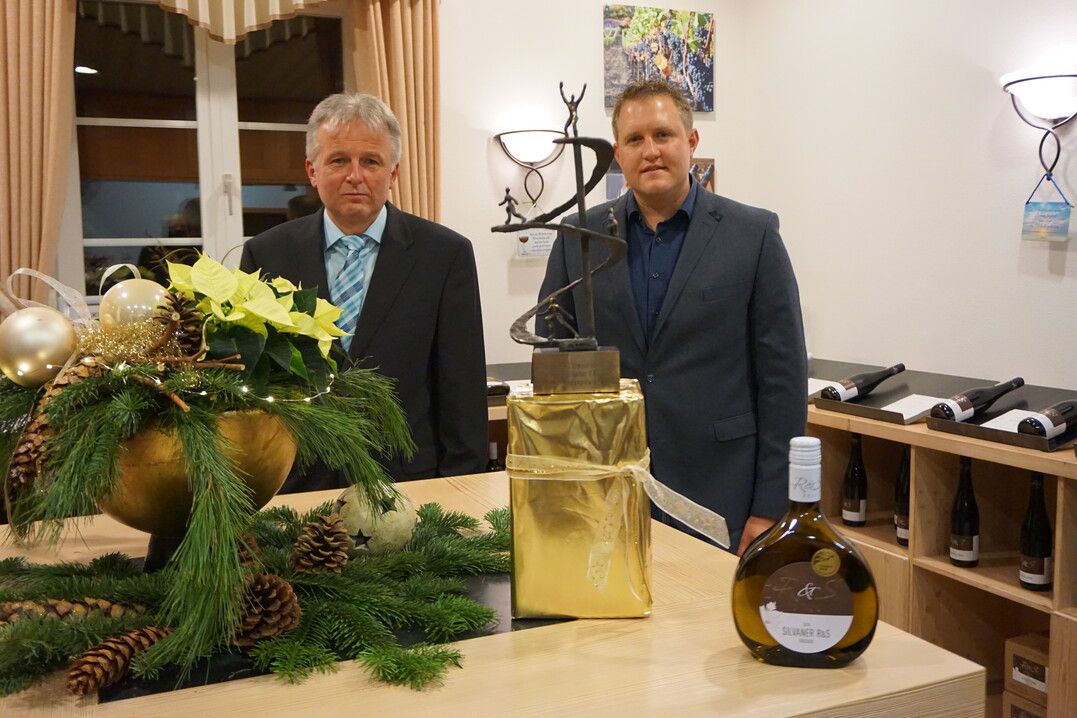 Reinhold (links) und Stefan Dll (rechts) bei der bergabe des Ehrenpreises des Landkreises Neustadt a. d. Aisch-Bad Windsheim.
