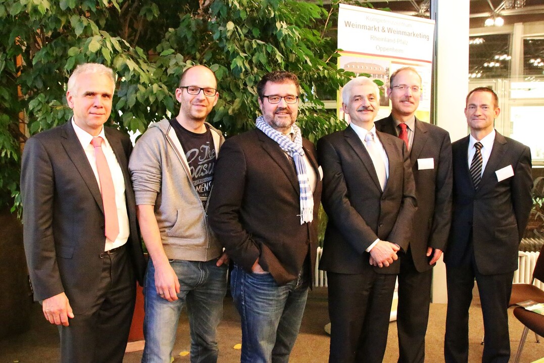 Die Referenten des WeinMarketingtages (von li nach re): Dr. Günter Hoos (DLR Rheinpfalz), Thomas Pfaffmann (Weingut Wageck-Pfaffmann), Bernd Wechsler (Kompetenzzentrum Weinmarkt & Weinmarketing RLP), Dr. Jürgen Oberhofer (DLR Rheinpfalz), Prof. Dr. Ulrich Orth (Uni Kiel), Prof. Dr. Marc Dressler (Weincampus Neustadt) es fehlt Jochen Dreissigacker (Weingut Dreissigacker)