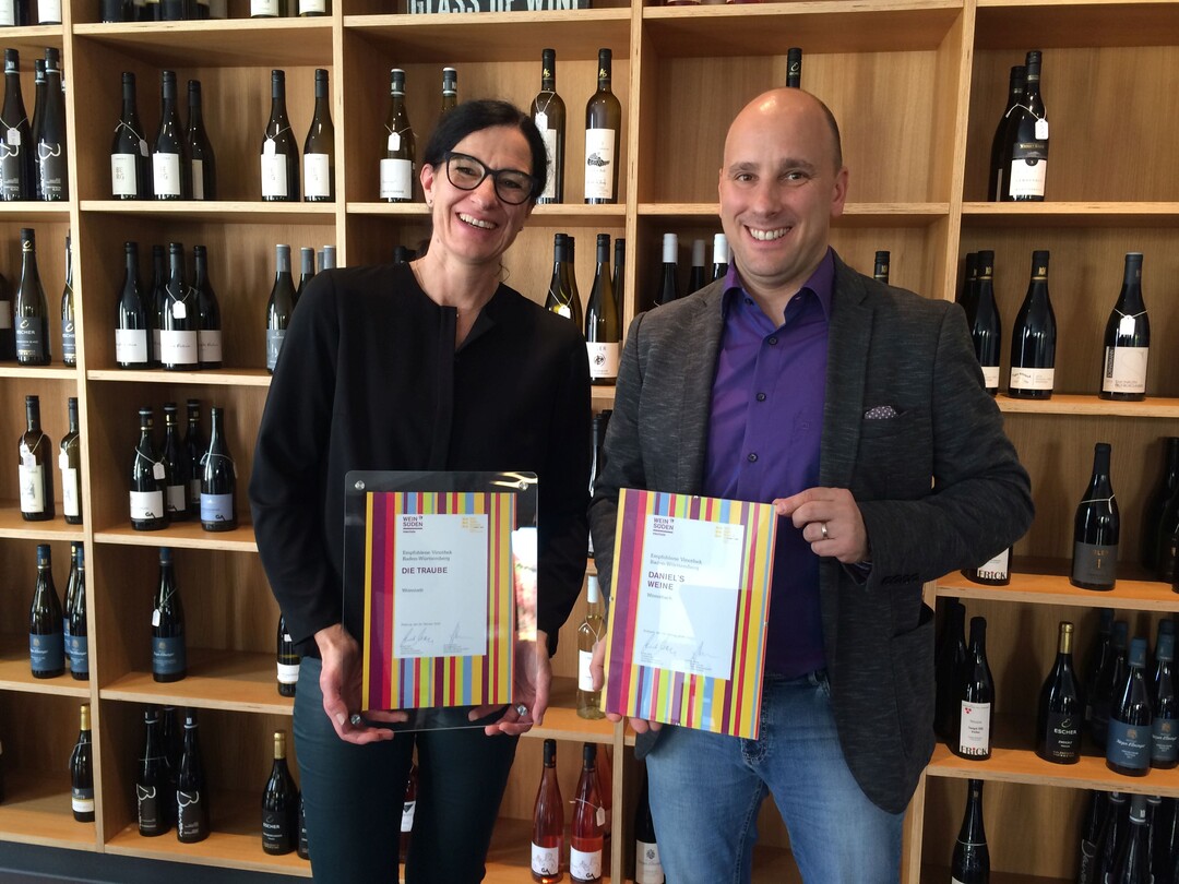 Angelika Reiner (Die Traube) und Daniel Hasert (Daniels Weine) wurden zu Weinsden-Vinotheken ausgezeichnet, die eine reprsentative Auswahl an Remstler Weinen bieten.