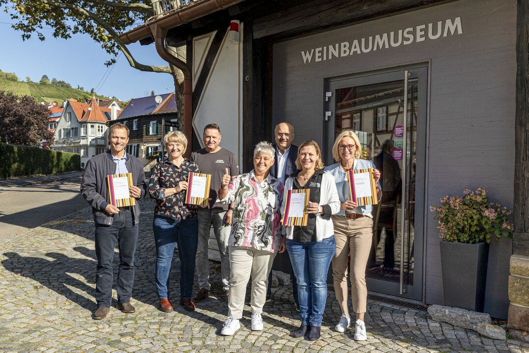 Bei der Urkundenübergabe (v.l.): Philipp Kollmar (Collegium Wirtemberg eG), Sonja Zaiß und Holger Seif (beide Weingut Zaiß KG), Andrea Gehrlach (Stuttgart-Marketing GmbH / Weinbaumuseum ), Bernd Munk (Weinmanufaktur Untertürkheim eG), Ramona Fischer (Teamwerk Esslingen) und Saskia Wörthwein (Weinmanufaktur Untertürkheim eG).