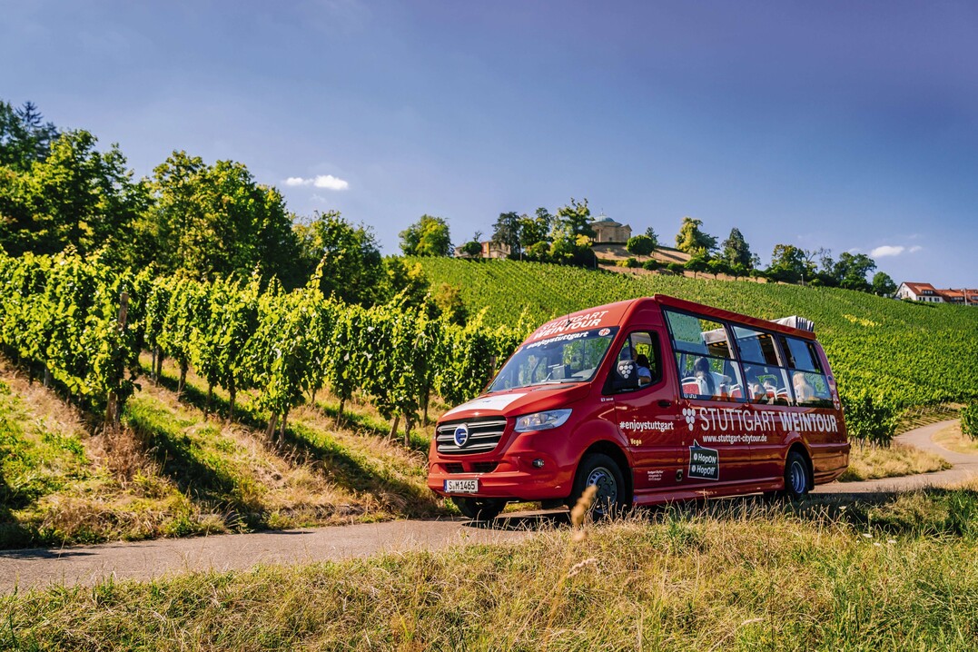Mit dem Elektrobus lässt sich die Tour durch die Stuttgarter Weinlandschaft bestens erleben.